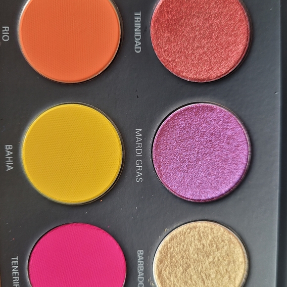 UOMA Black Magic Carnival eyeshadow Palette - Picture 14 of 16